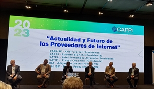 El panel de inicio del evento en Centro Costa Salguero - Crédito: Convergencia